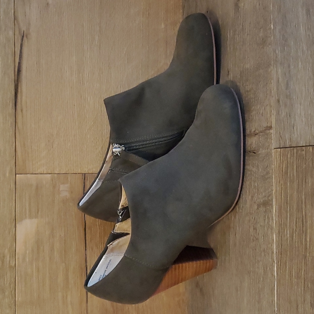 Crown Vintage Lion 9.5 M Forest Green Suede Heel Low Cut Ankle Booties Womens